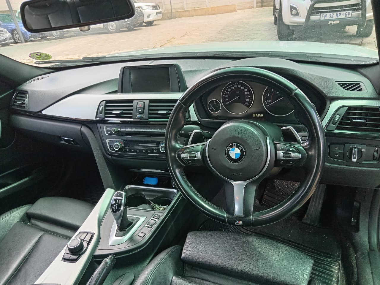 
								BMW 3Series 320i M-sport full									