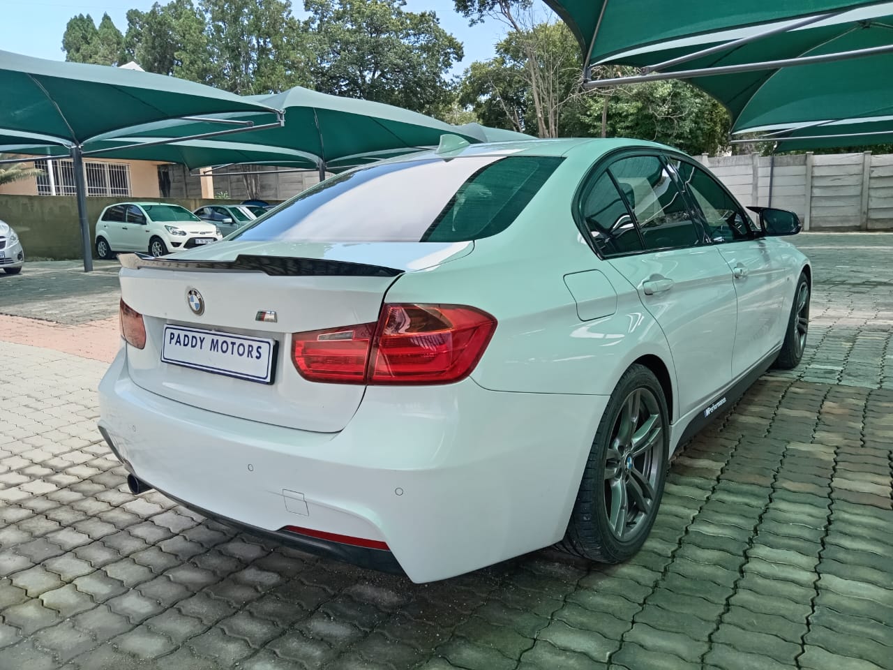 
								BMW 3Series 320i M-sport full									