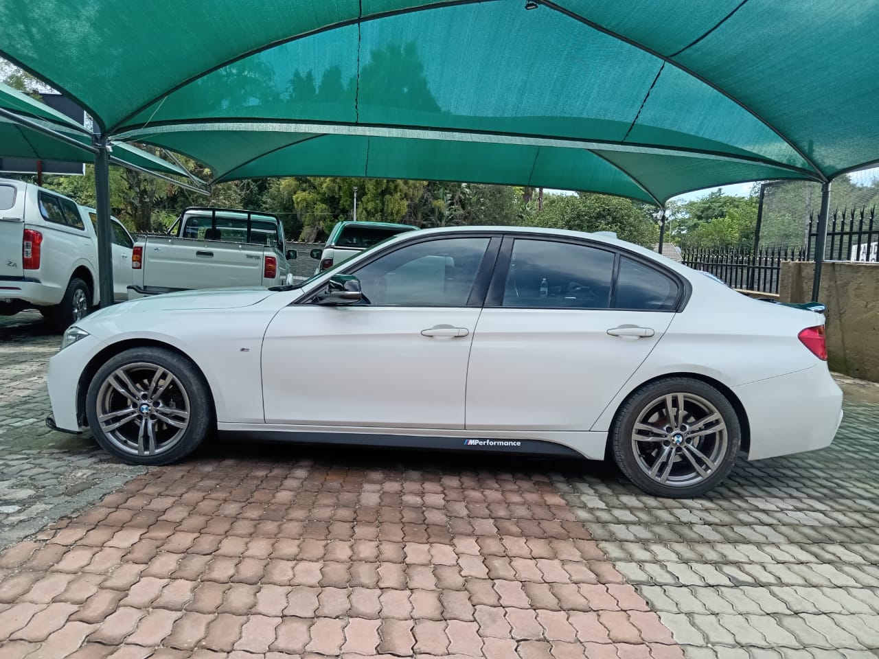 
								BMW 3Series 320i M-sport full									