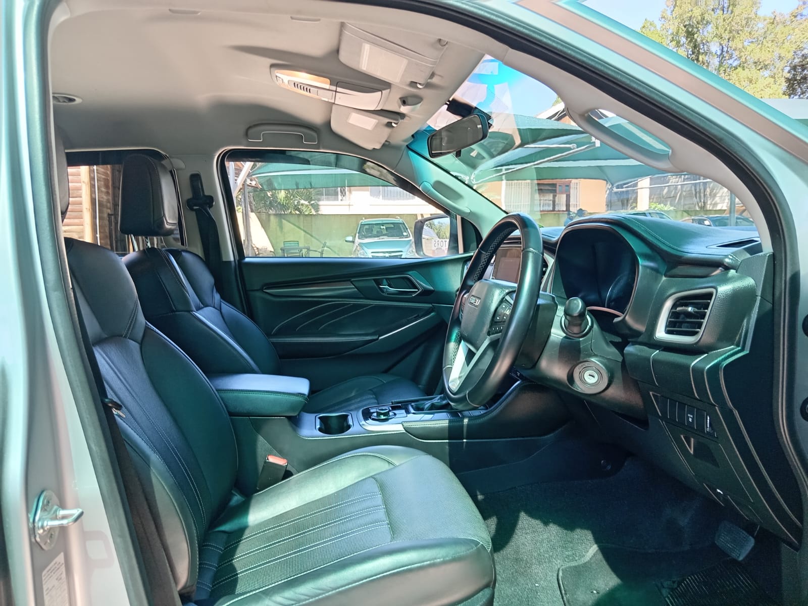 
								2023 Isuzu mu-X 3.0TD LSE 4×4 full									