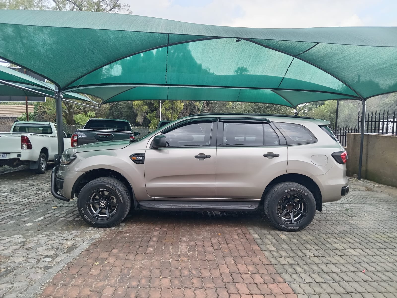 
								Ford Everest 2.2 TDCI XLS full									