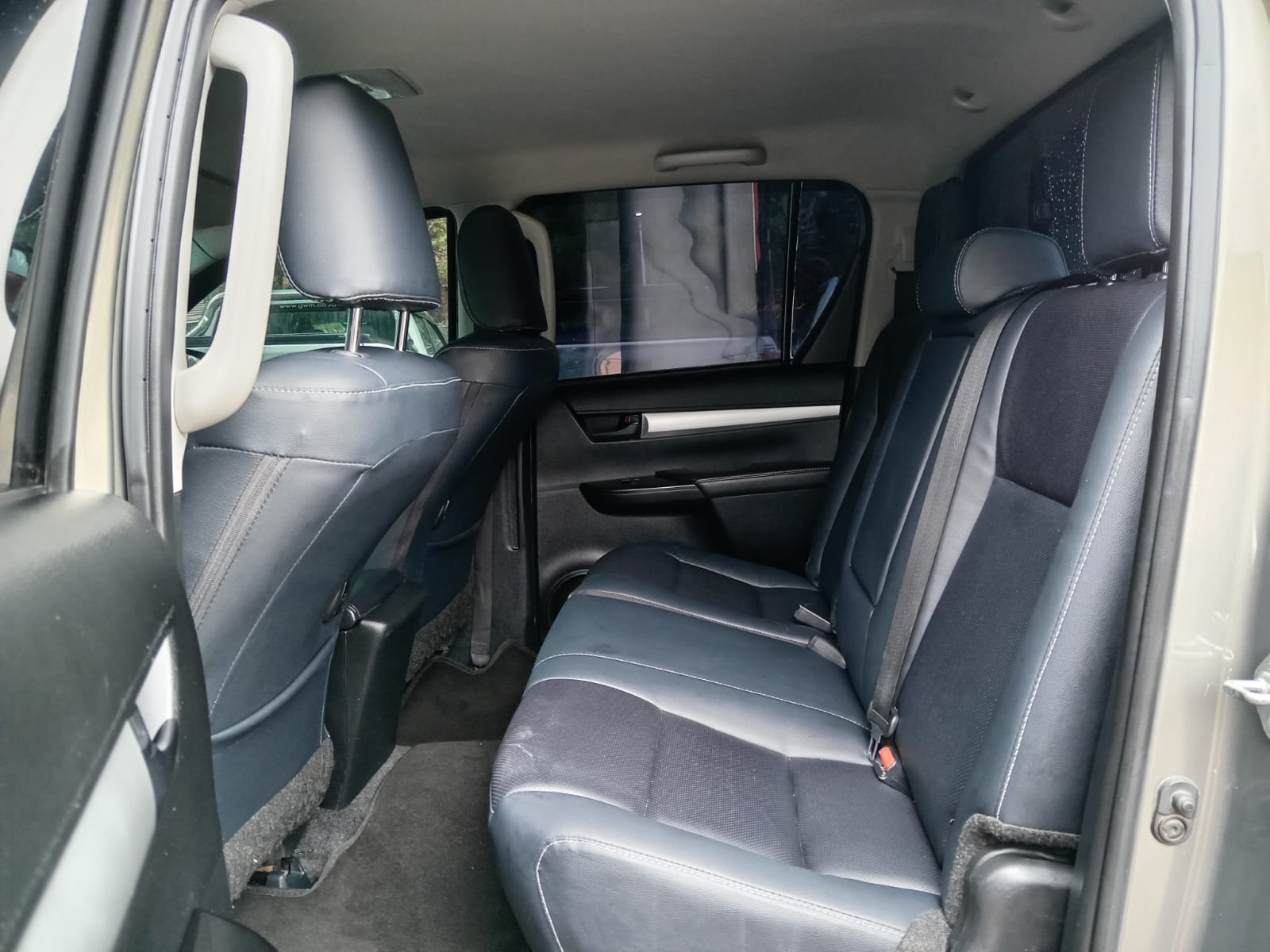 
								Toyota Hilux 2.4GD6 Double cab full									