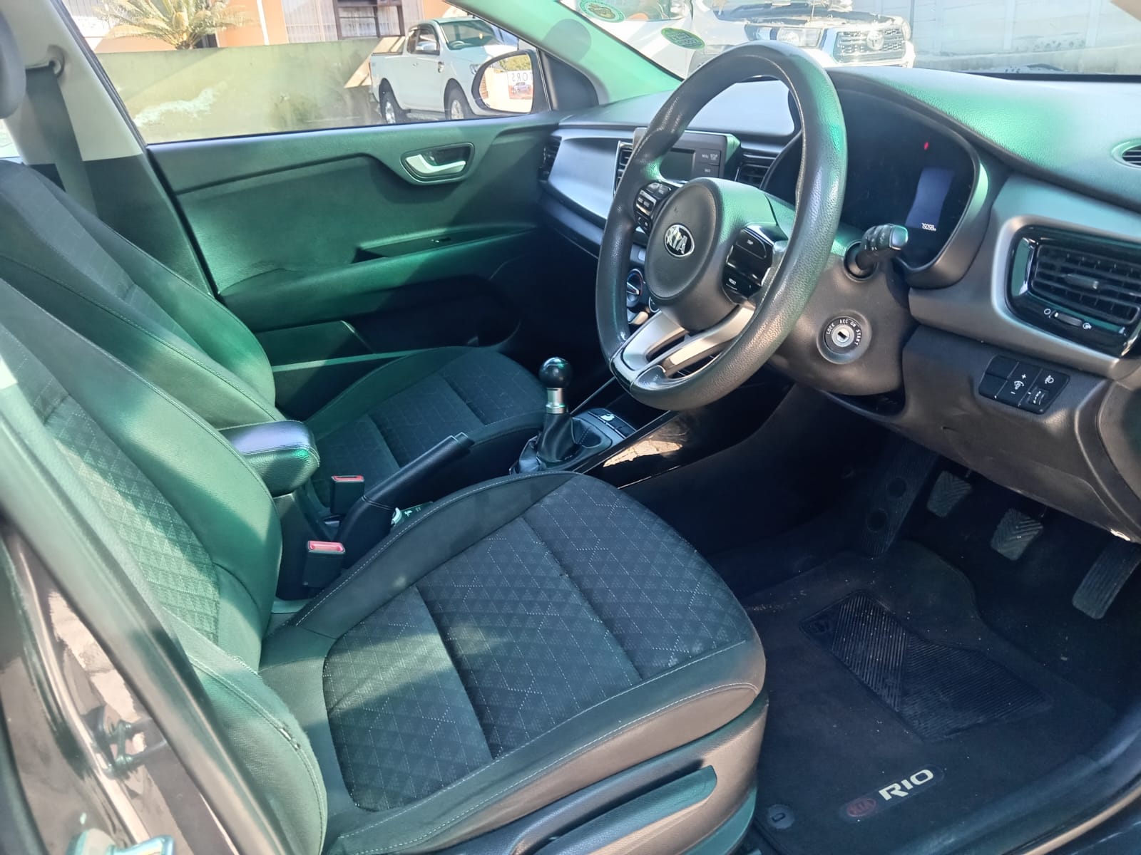 
								Kia Rio 1.2 hatchback full									