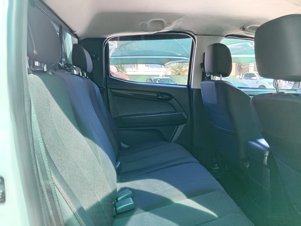 
								Isuzu D-max 250 X-rider double cab full									