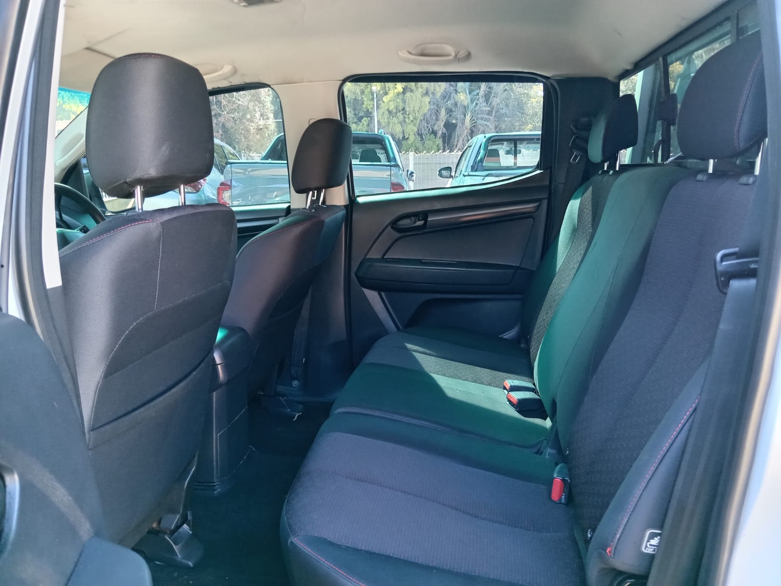 
								Isuzu D-max 250 X-rider double cab full									