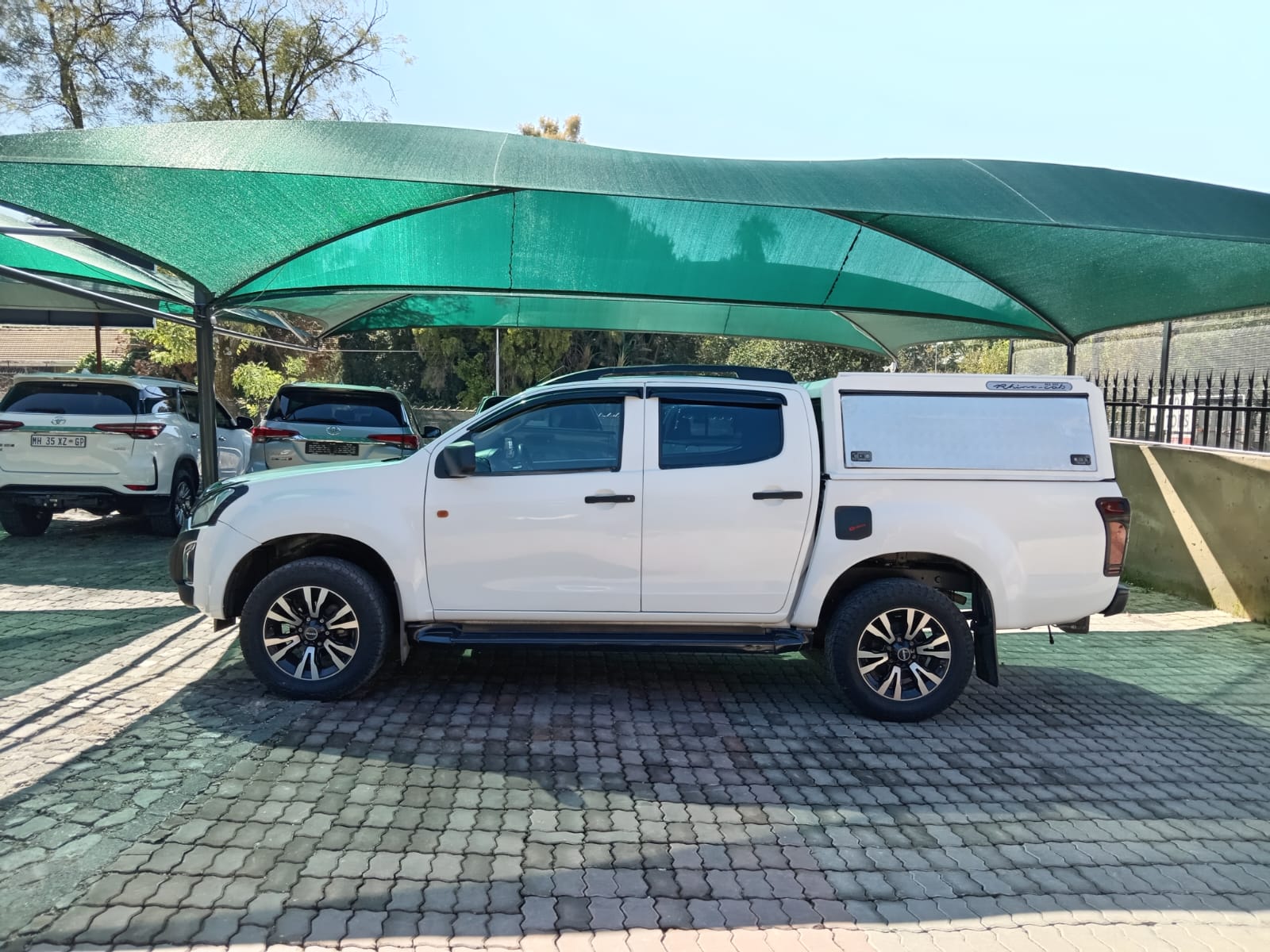 
								Isuzu D-max 250 X-rider double cab full									