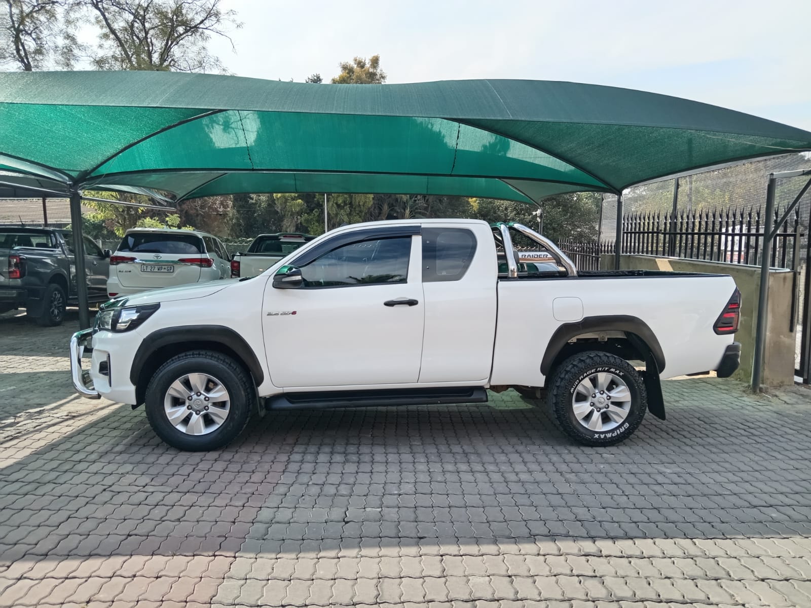 
								Toyota Hilux 2.4GD6 Extra cab 4×2 full									