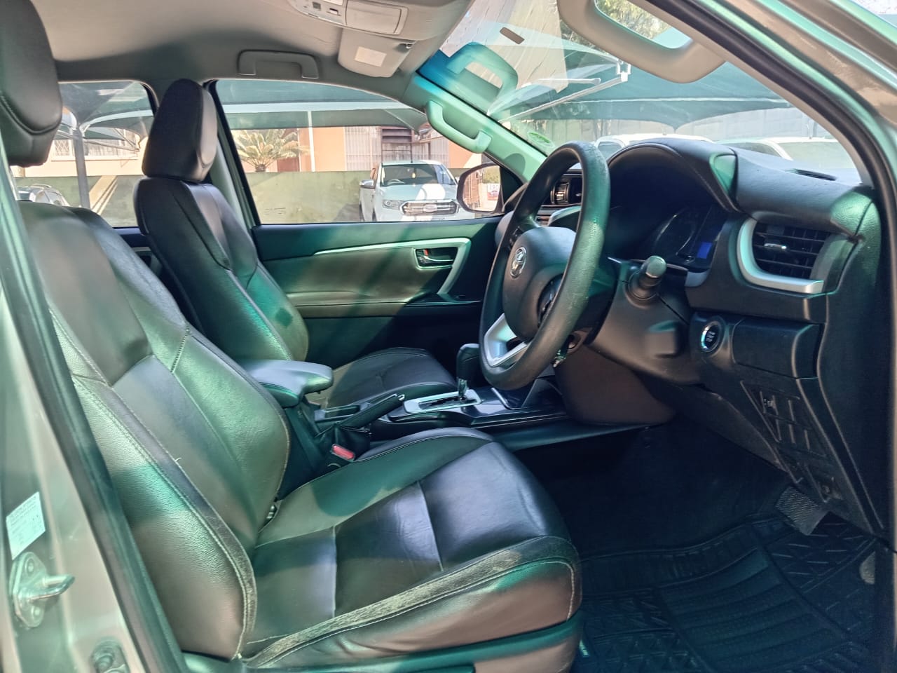 
								Toyota Fortuner 2.4 GD6 4X2 full									