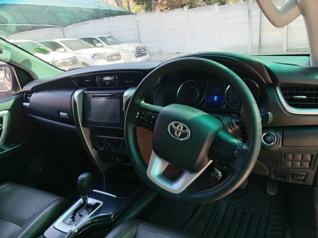 
								Toyota Fortuner 2.4 GD6 4X2 full									