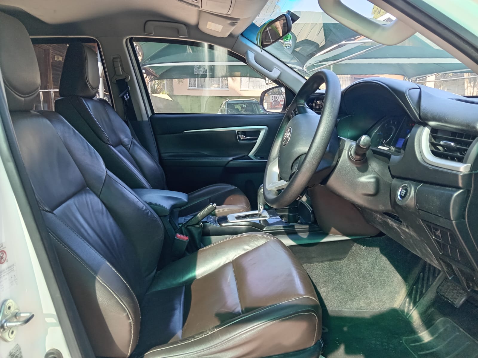 
								Toyota Fortuner 2.4GD6 4X2 full									