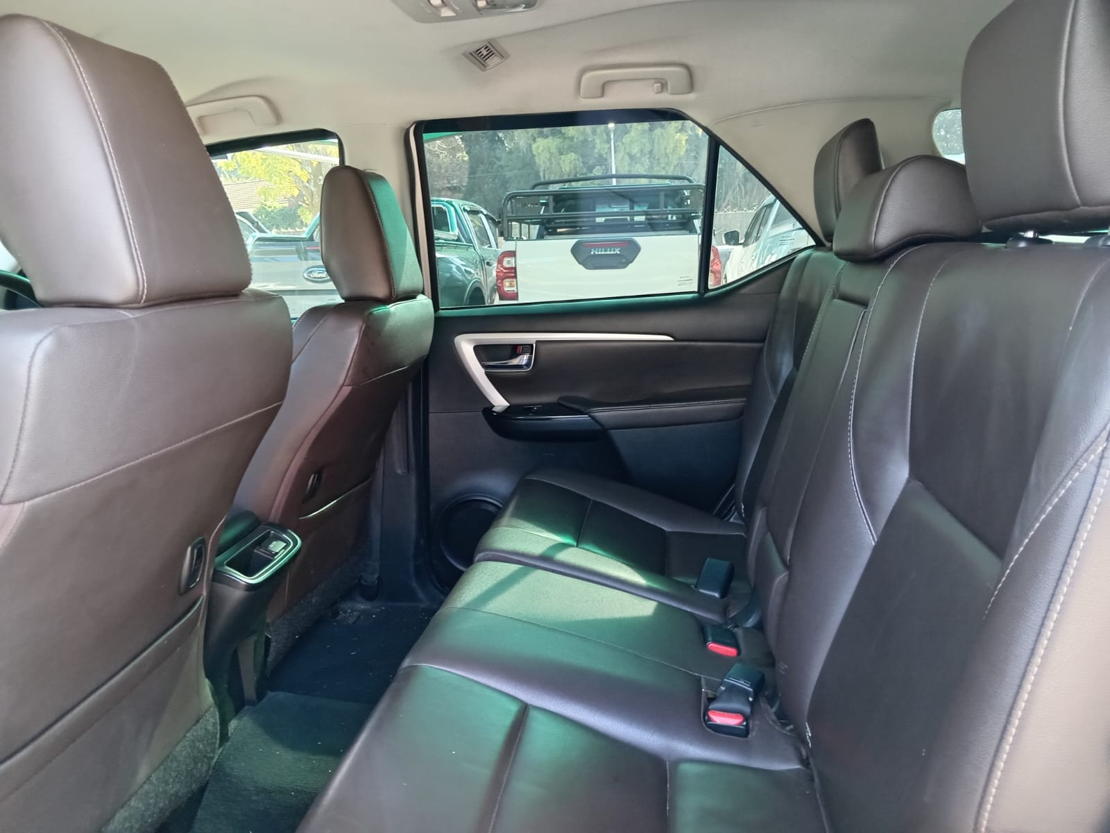 
								Toyota Fortuner 2.4GD6 4X2 full									