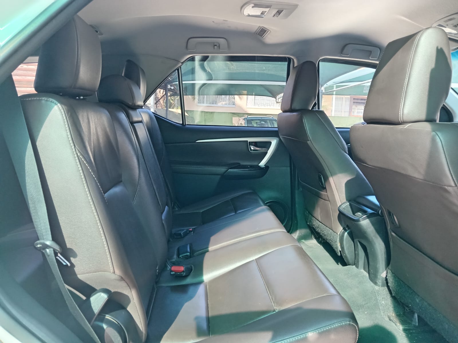 
								Toyota Fortuner 2.4GD6 4X2 full									