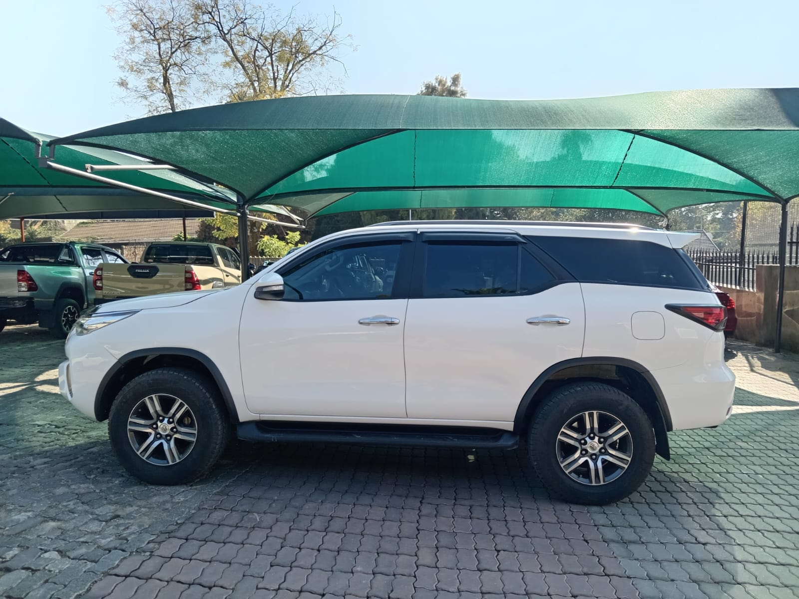 
								Toyota Fortuner 2.4GD6 4X2 full									