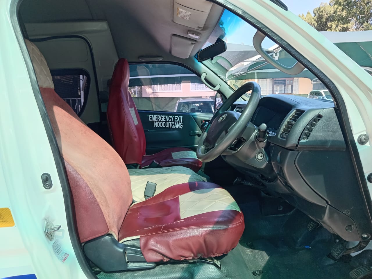 
								Toyota Quantum 2.5D-4D Sesfikile full									