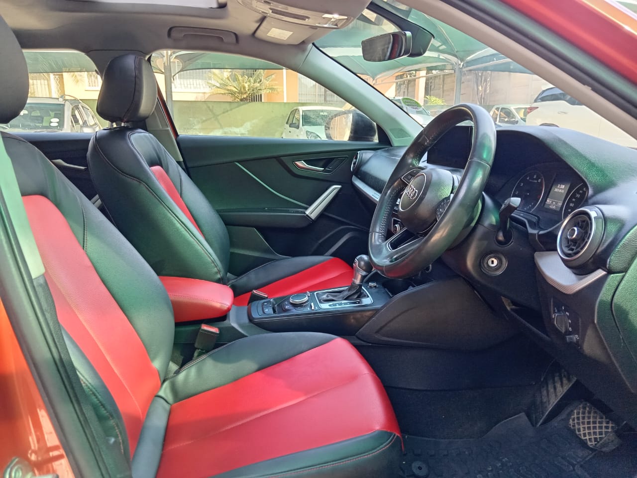 
								Audi Q2 1.0 TFSI full									