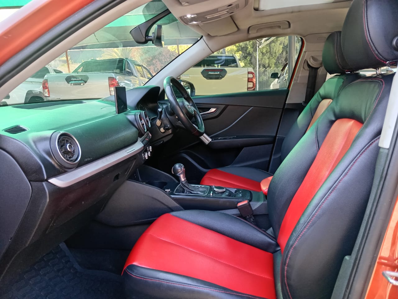 
								Audi Q2 1.0 TFSI full									