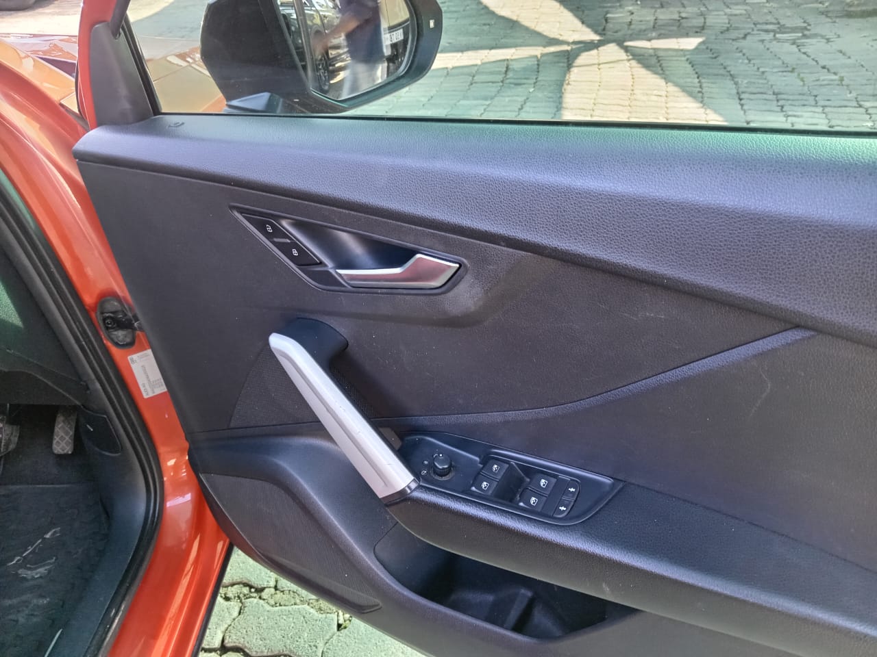 
								Audi Q2 1.0 TFSI full									