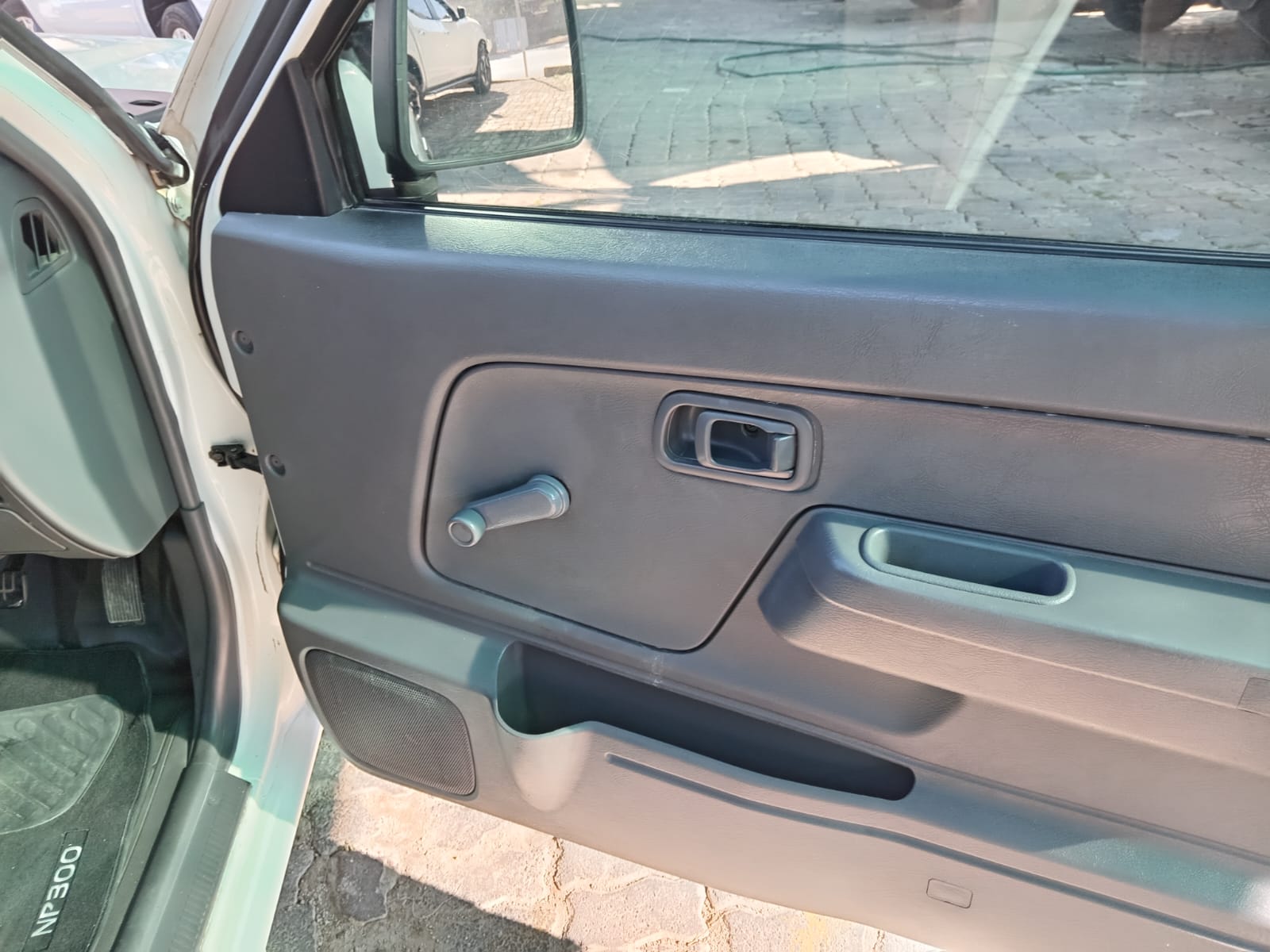 
								Nissan NP300 2.5 single cab. full									