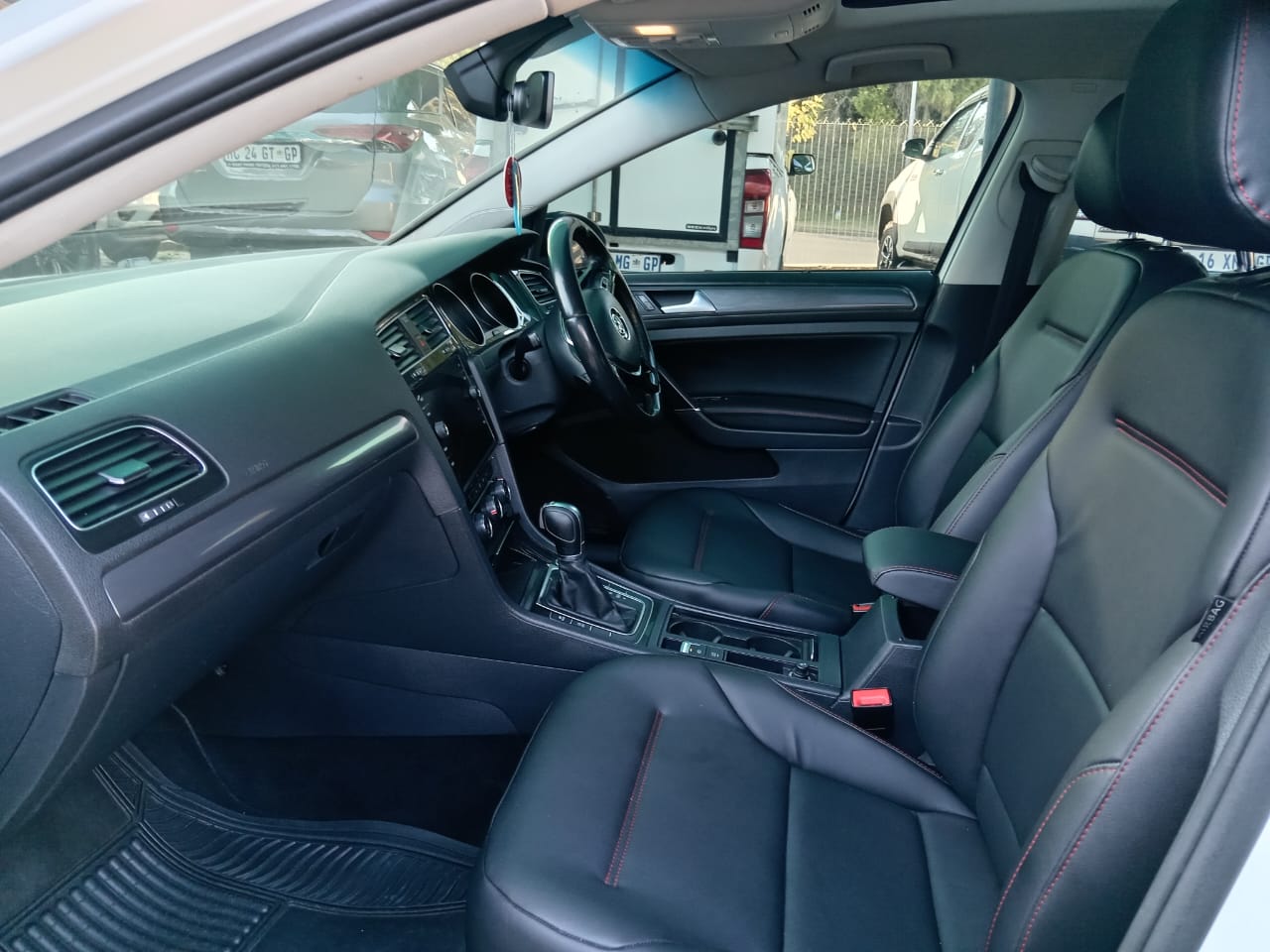 
								Volkswagen Golf 7 R-line 1.4TSI full									