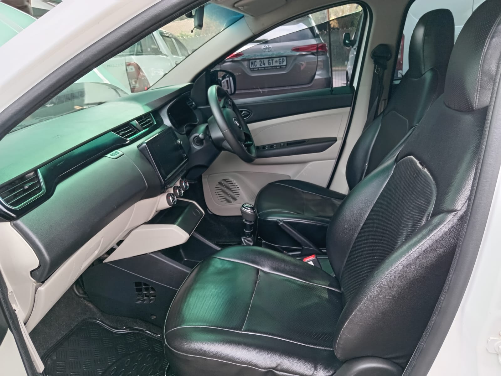 
								Renault Triber 1.0 Hatchback full									