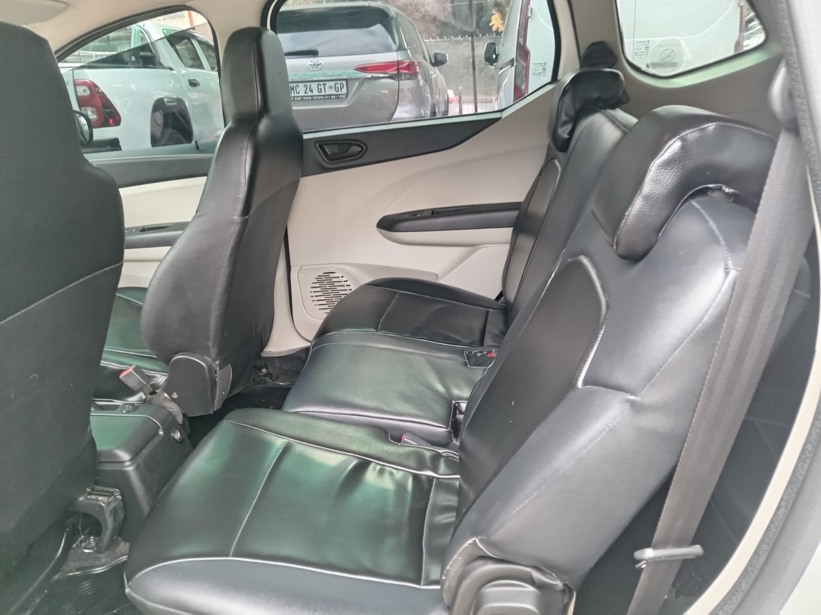 
								Renault Triber 1.0 Hatchback full									