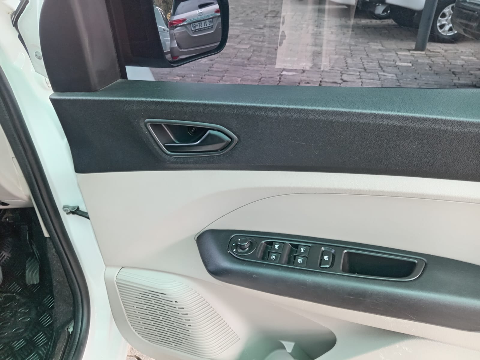 
								Renault Triber 1.0 Hatchback full									