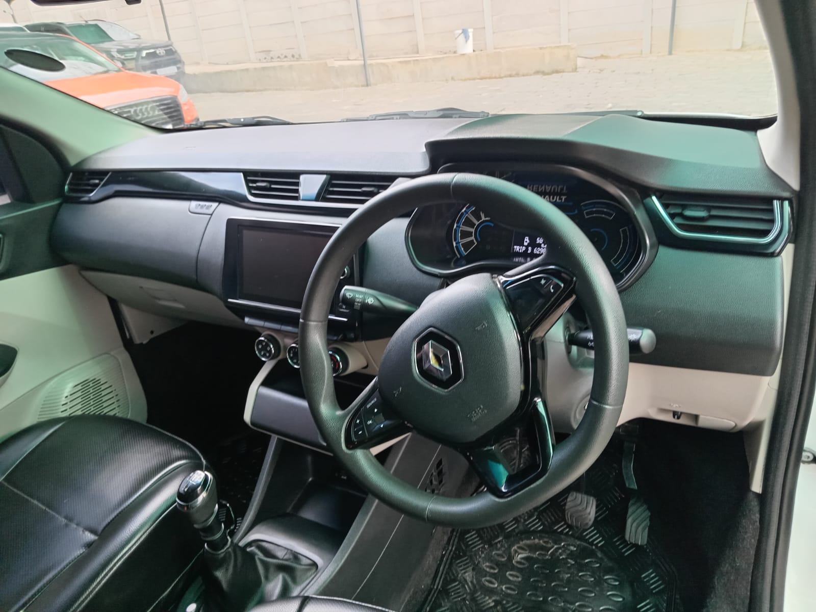 
								Renault Triber 1.0 Hatchback full									