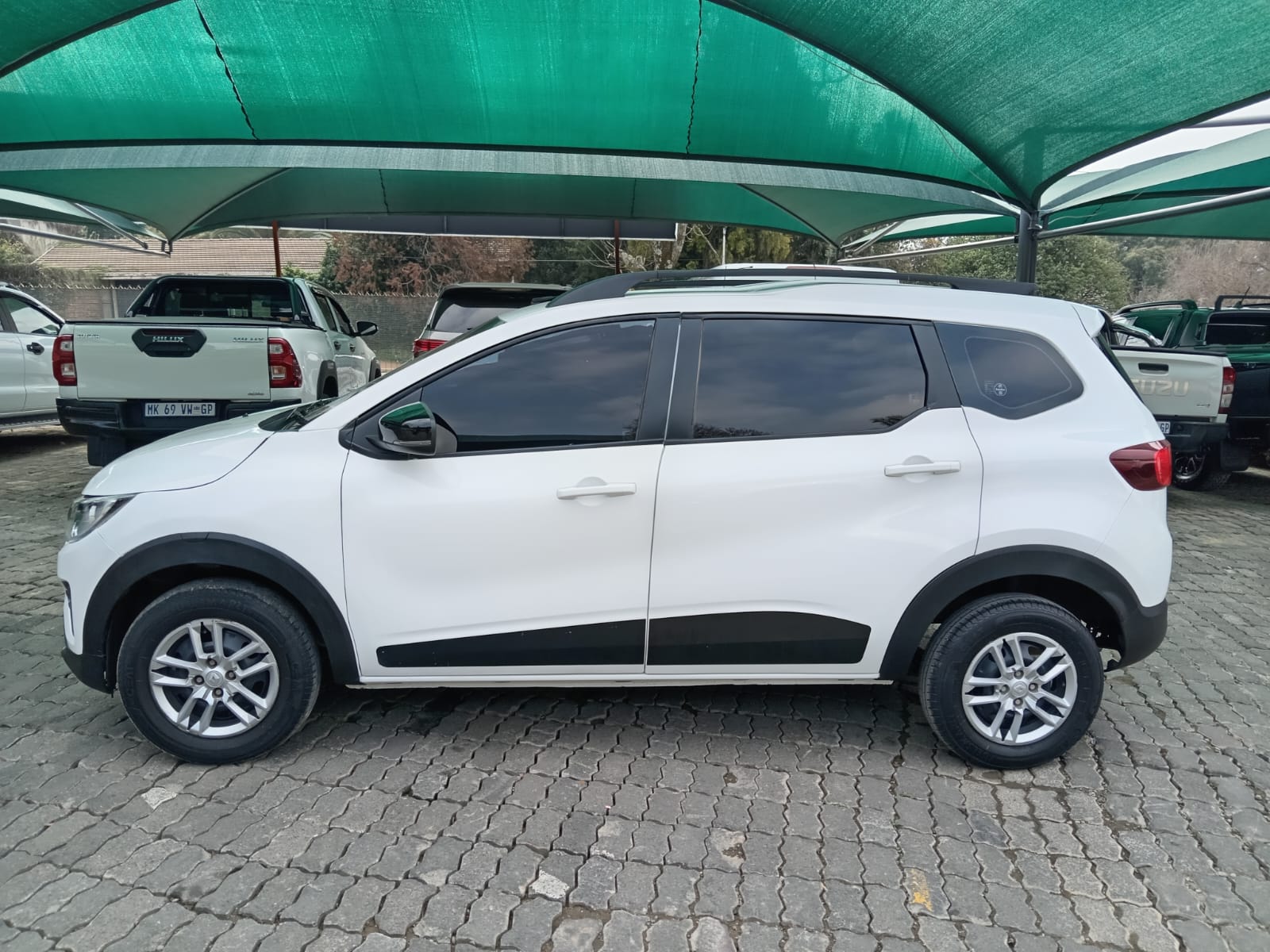 
								Renault Triber 1.0 Hatchback full									