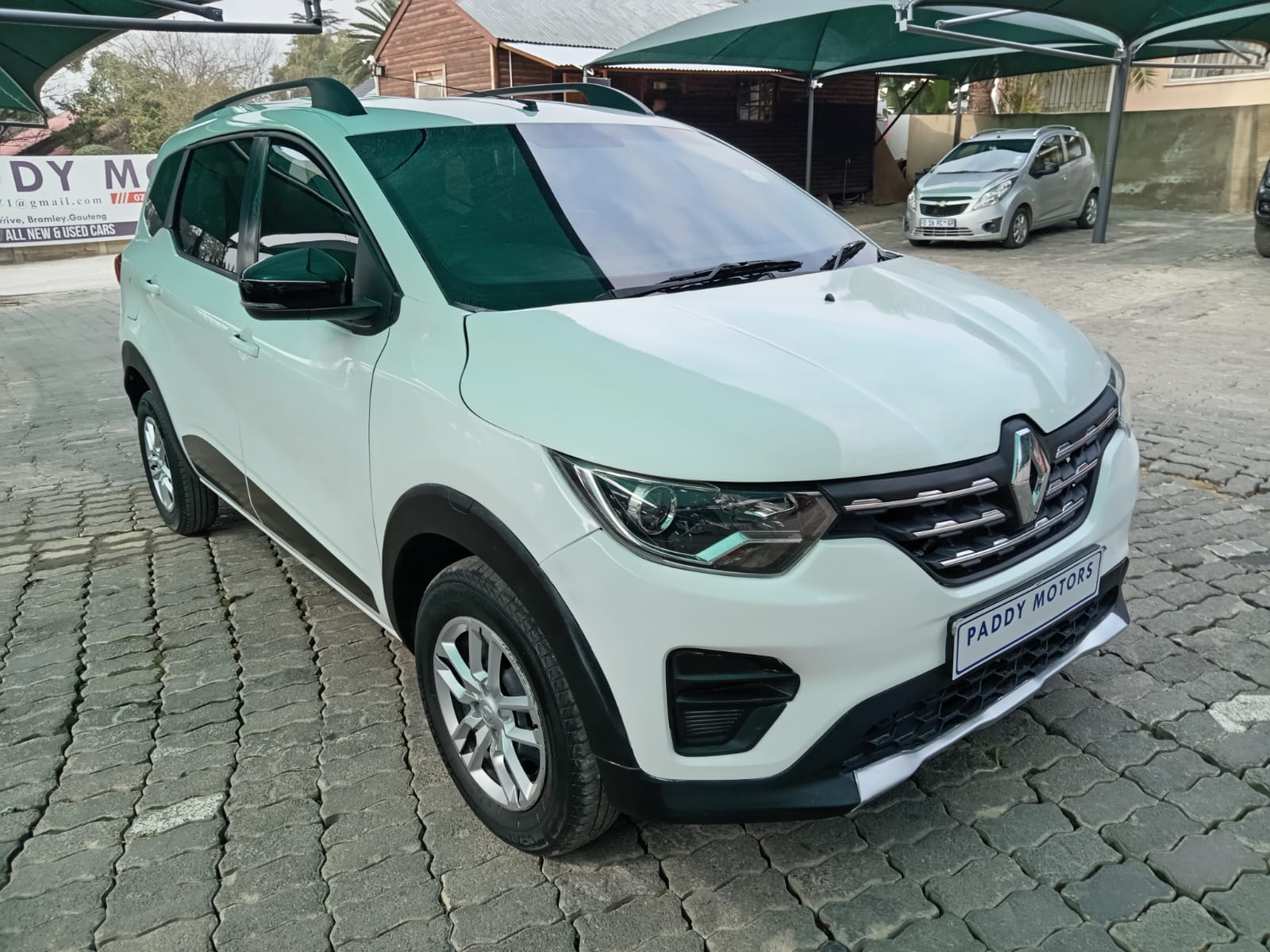 
								Renault Triber 1.0 Hatchback full									