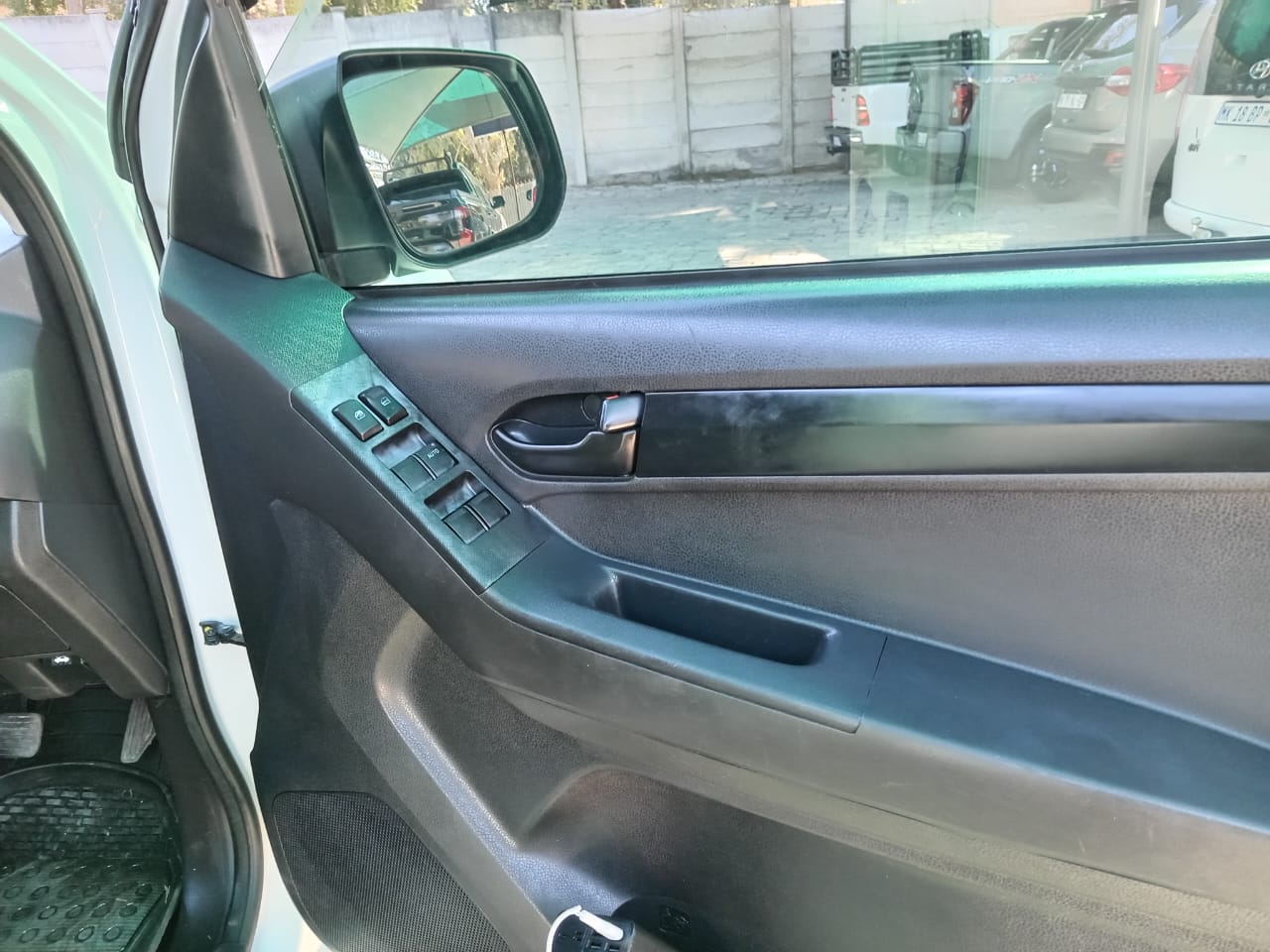 
								Isuzu KB250 D-TEQ Double cab 4×2 full									