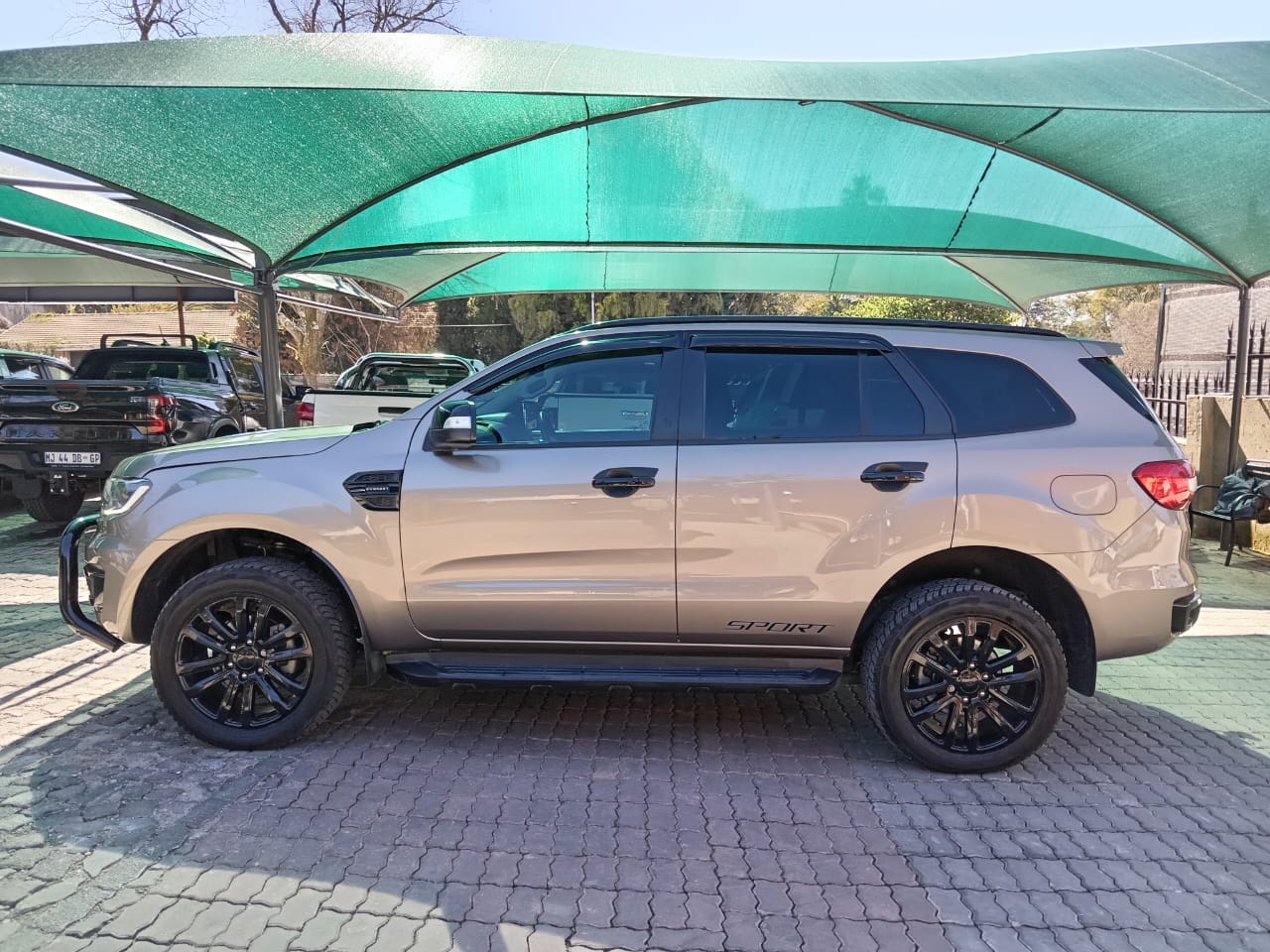 
								Ford Everest 2.0 sport XlT full									