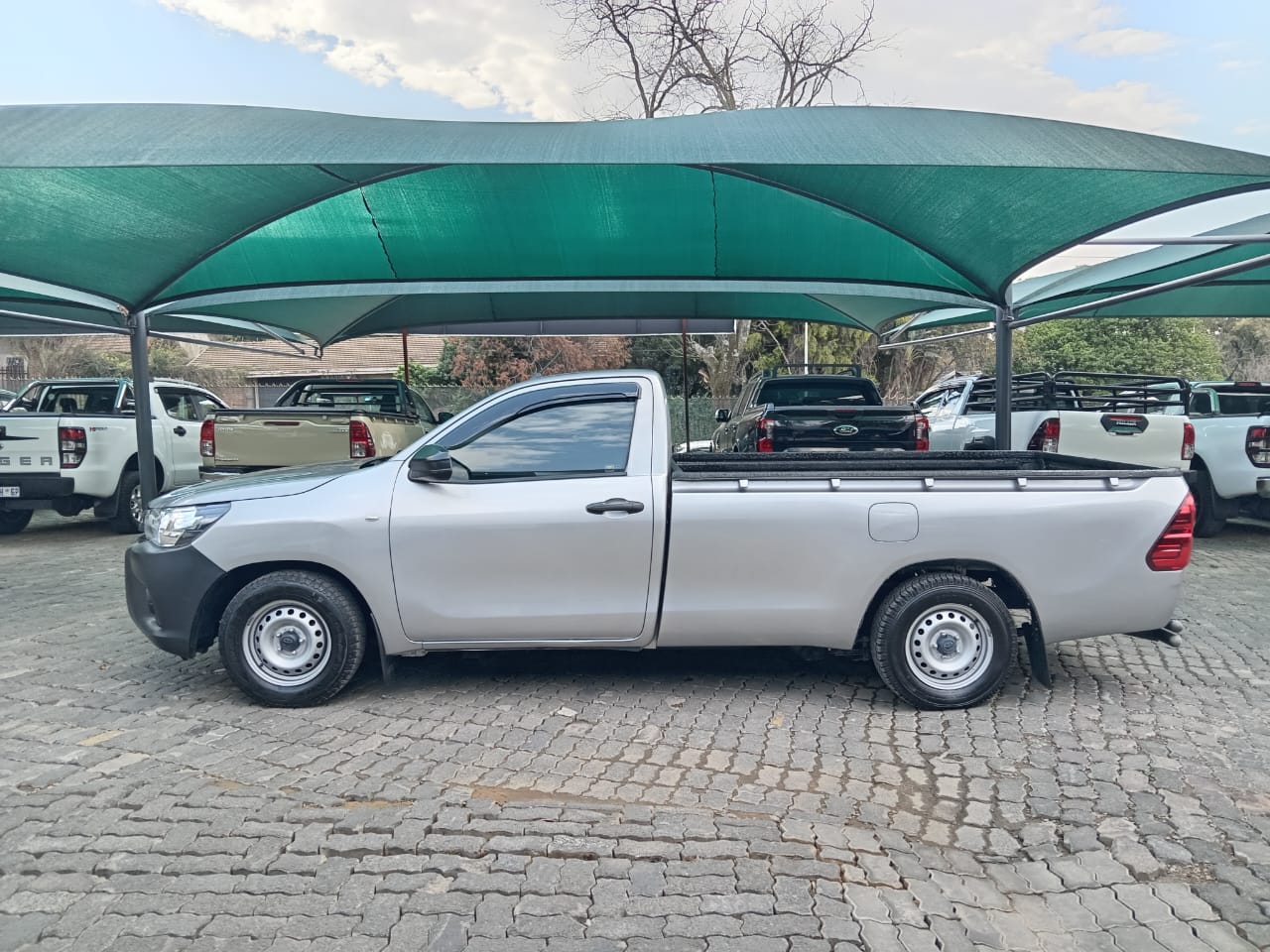 
								Toyota Hilux 2.4GD Single cab full									