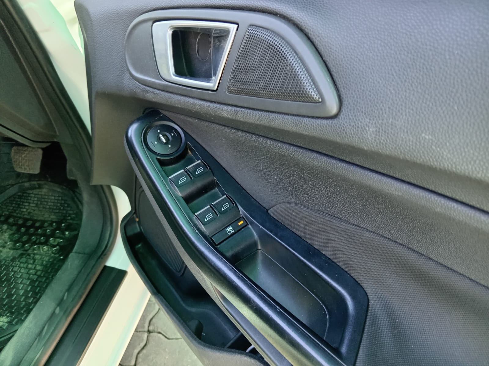 
								Ford Fiesta 1.0 Ambient hatchback. full									