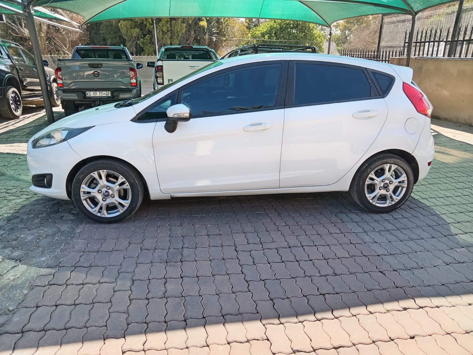 
								Ford Fiesta 1.0 Ambient hatchback. full									