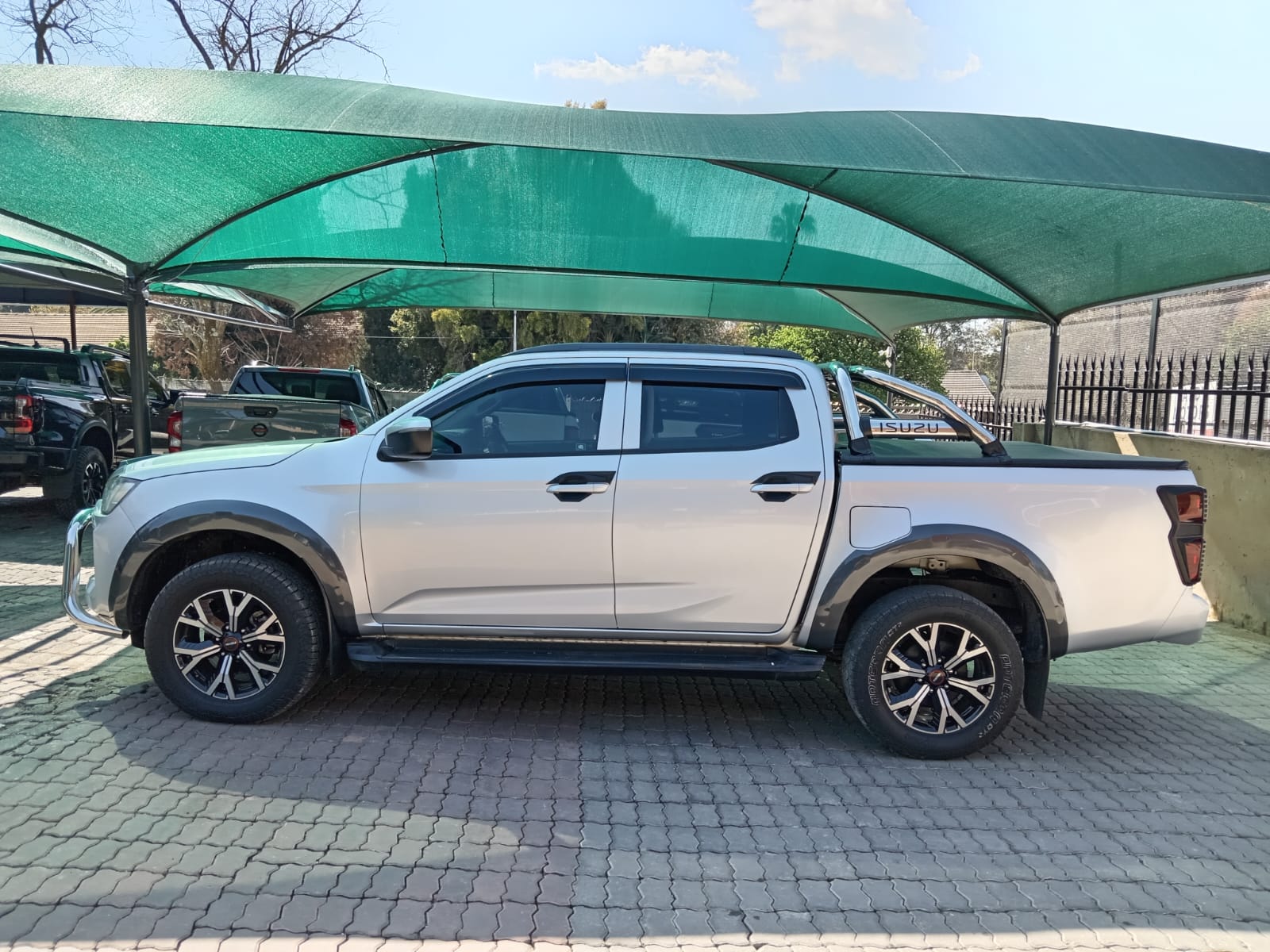 
								Isuzu D-max 1.9  LS double cab 4X2 full									