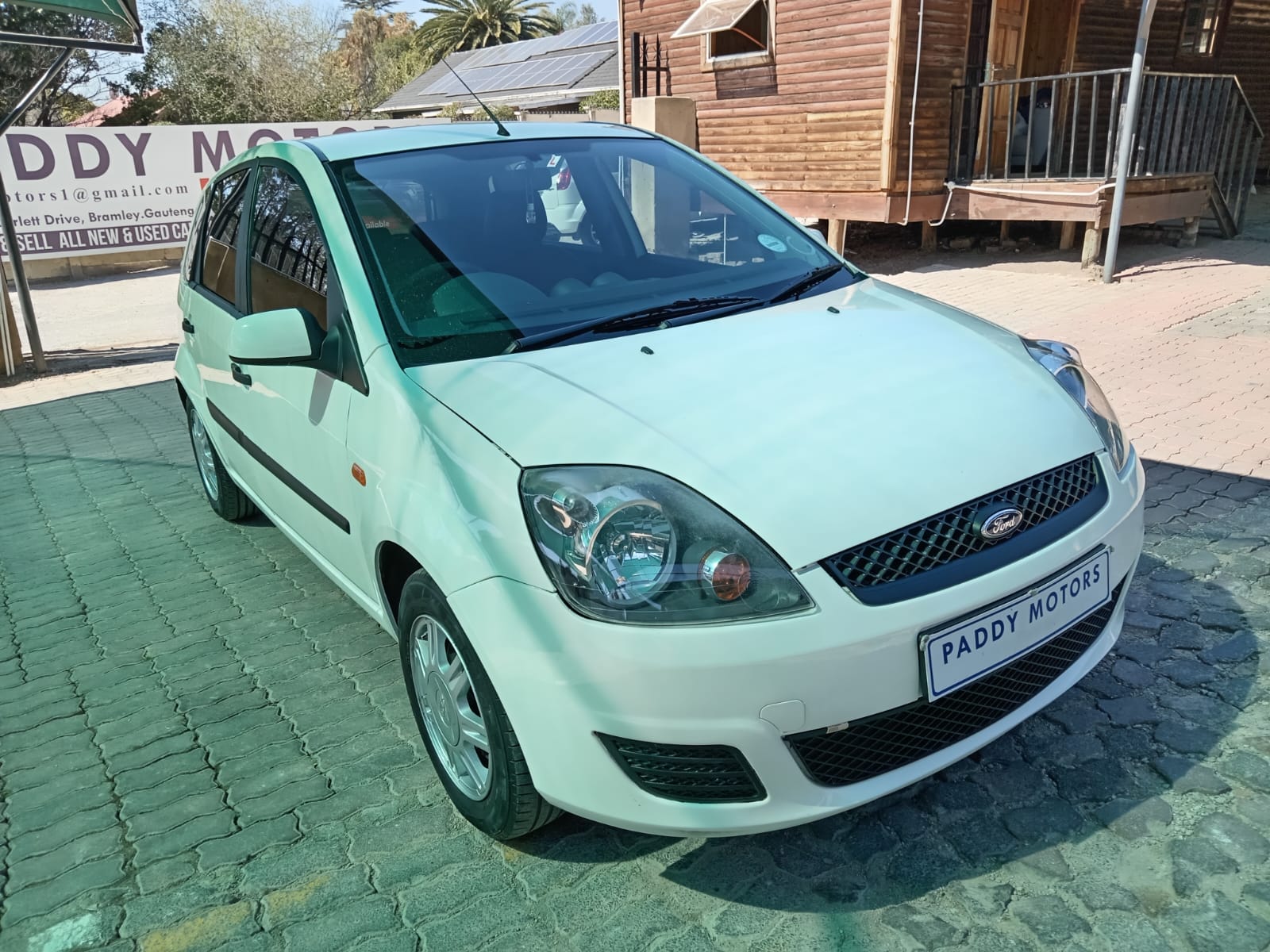 
								Ford Fiesta 1.6i Ambient Auto. full									