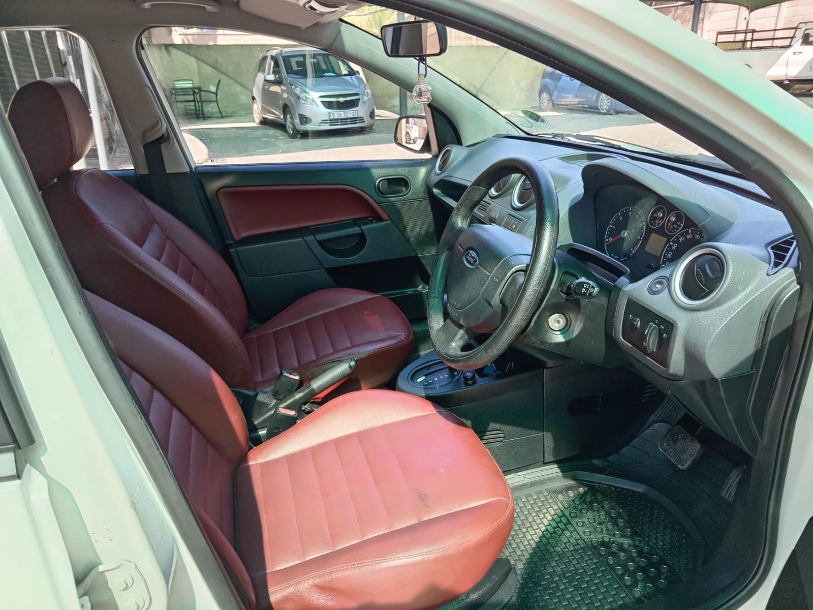 
								Ford Fiesta 1.6i Ambient Auto. full									