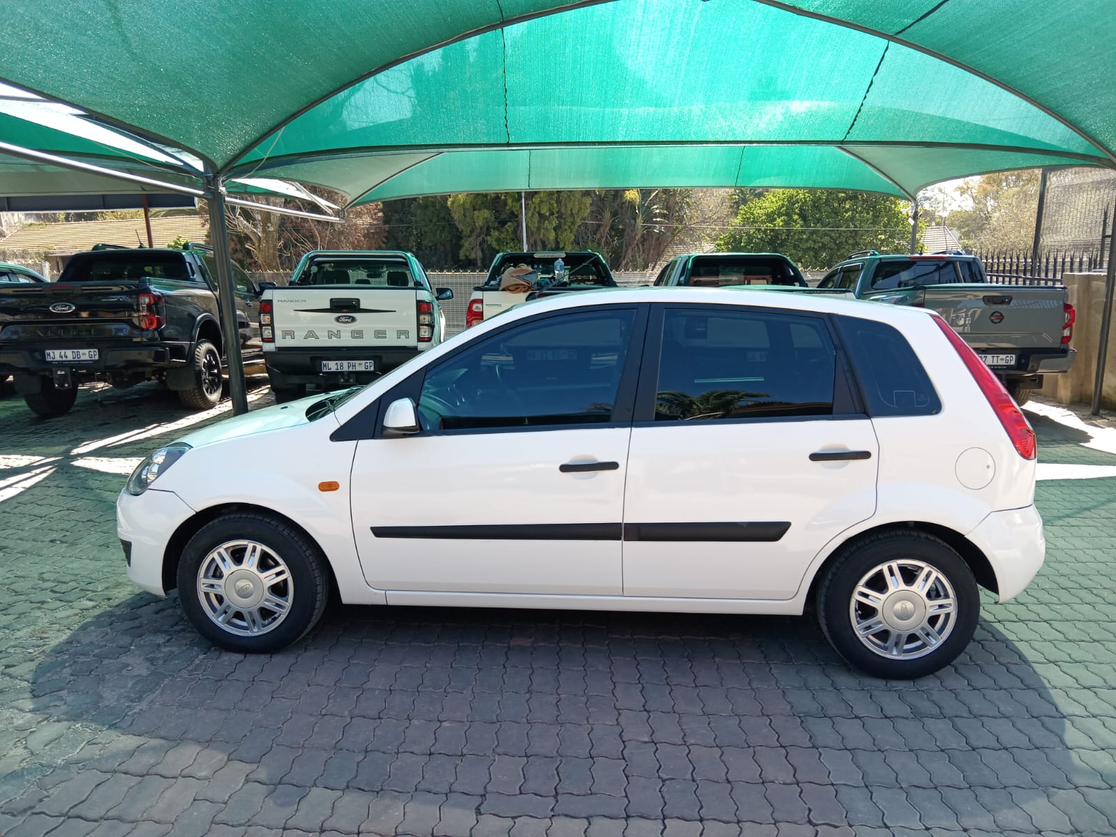 
								Ford Fiesta 1.6i Ambient Auto. full									