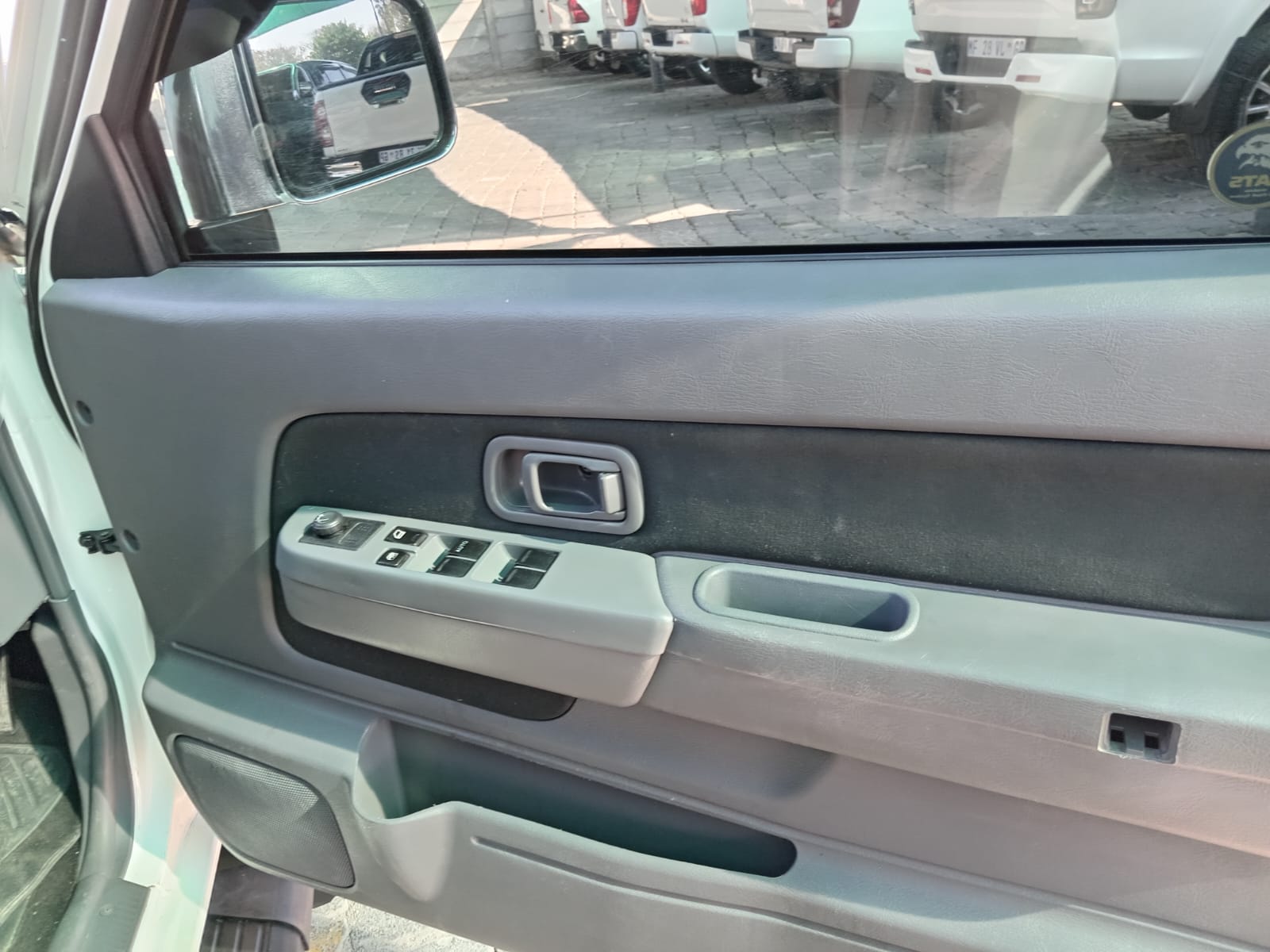 
								Nissan Np300 Hardbody double cab 4×2 full									