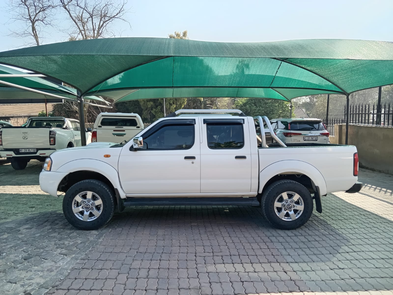 
								Nissan Np300 Hardbody double cab 4×2 full									