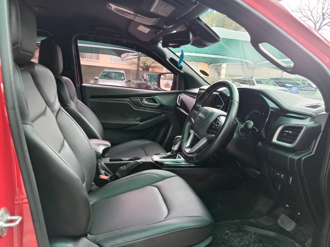 
								Isuzu D-max 3.0 DDI V-Cross 4×4 auto full									