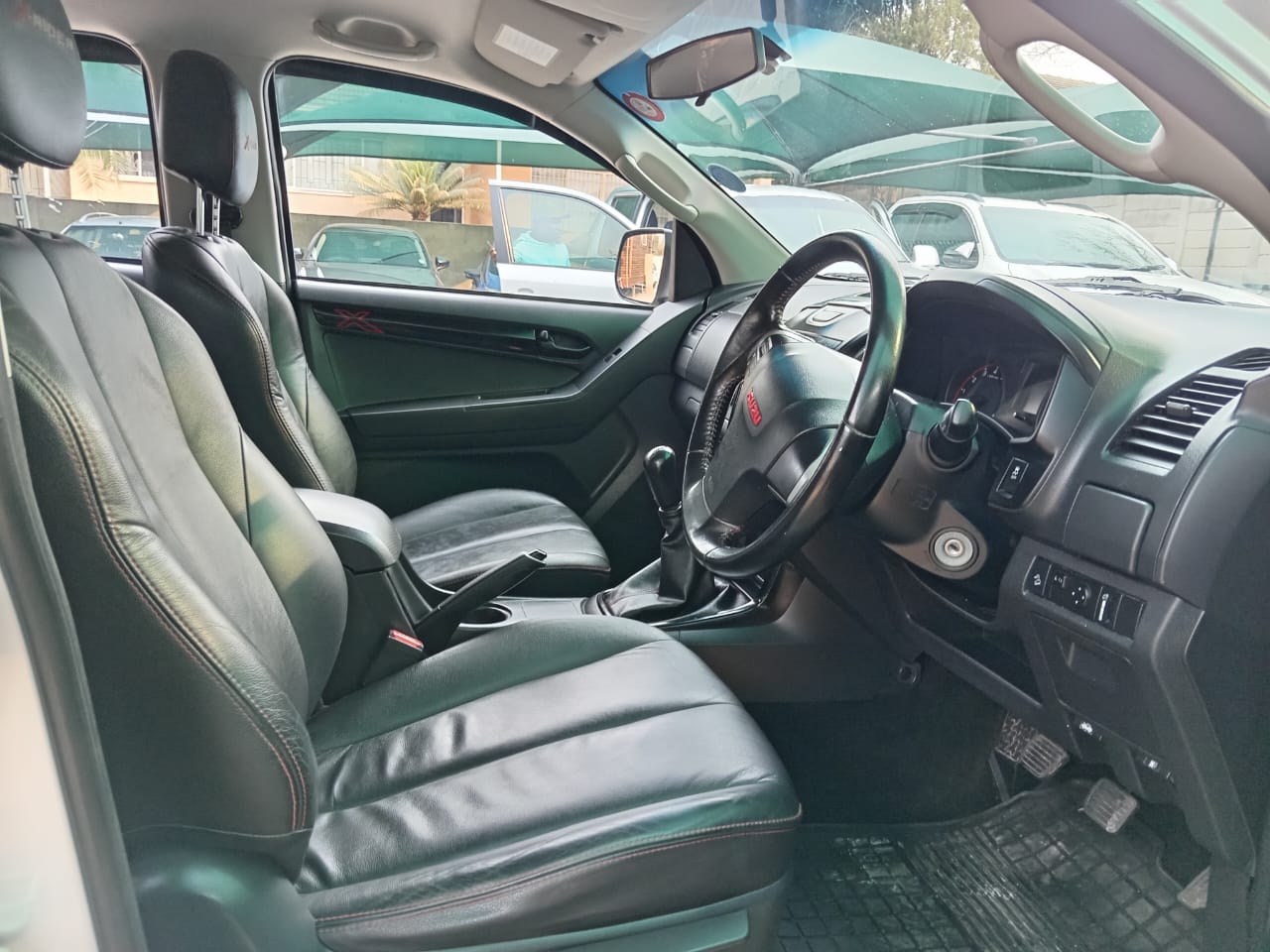 
								Isuzu D-max 250 HO X-Rider 4X2 full									