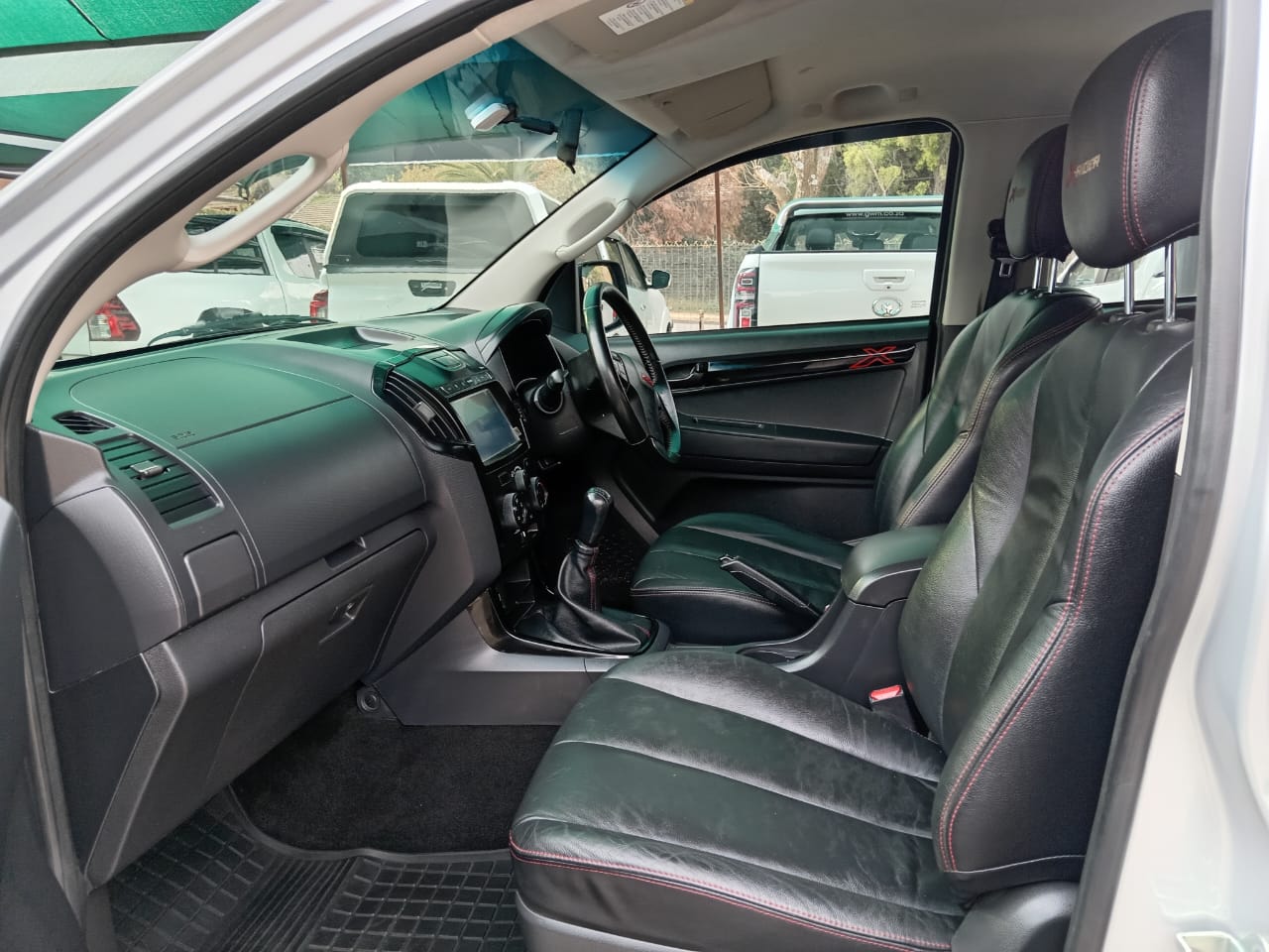 
								Isuzu D-max 250 HO X-Rider 4X2 full									