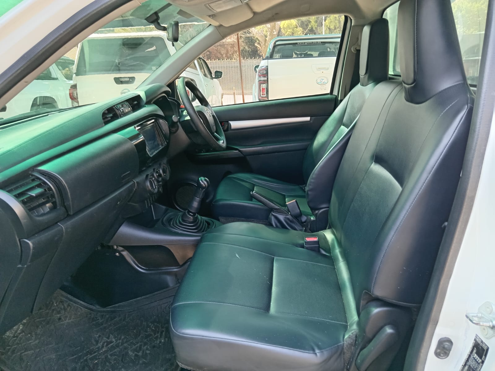 
								Toyota Hilux 2.4GD Single cab low base full									