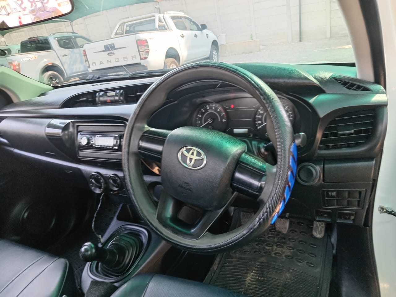 
								Toyota Hilux 2.0 VVTI Single cab low base. full									
