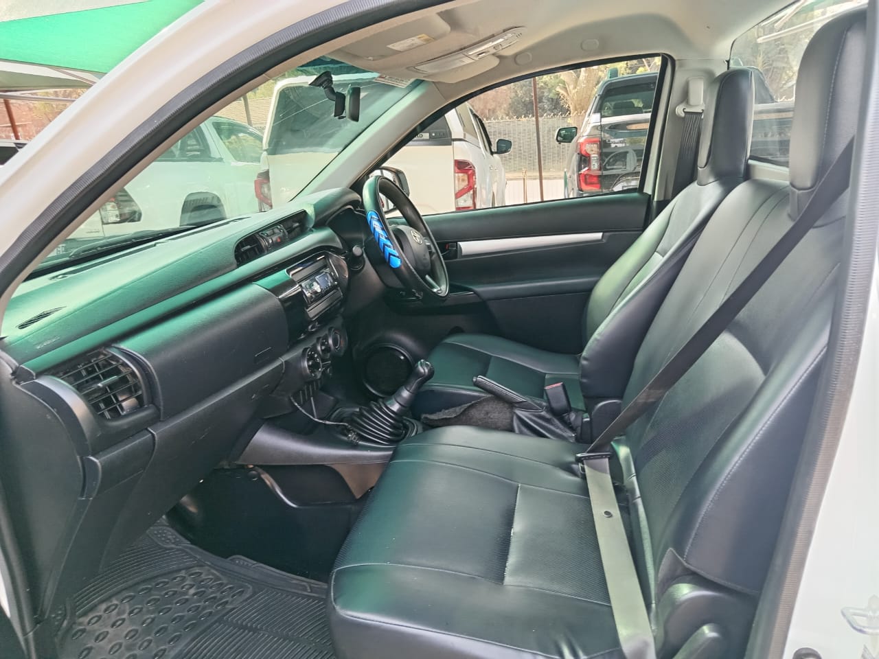 
								Toyota Hilux 2.0 VVTI Single cab low base. full									