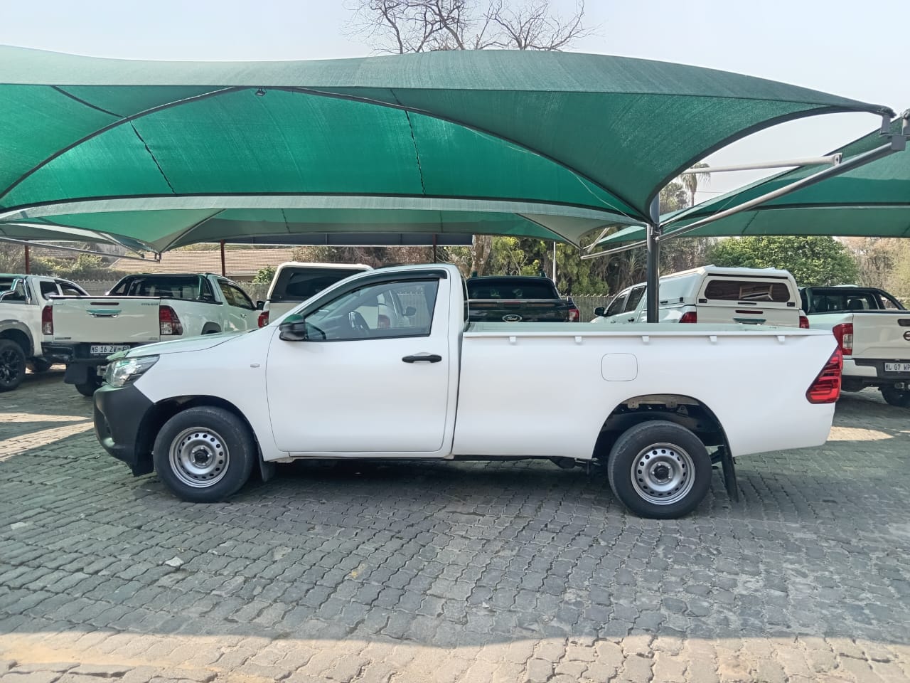 
								Toyota Hilux 2.0 VVTI Single cab low base. full									