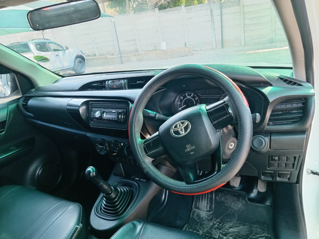 
								Toyota Hilux 2.4GD Single cab low base full									