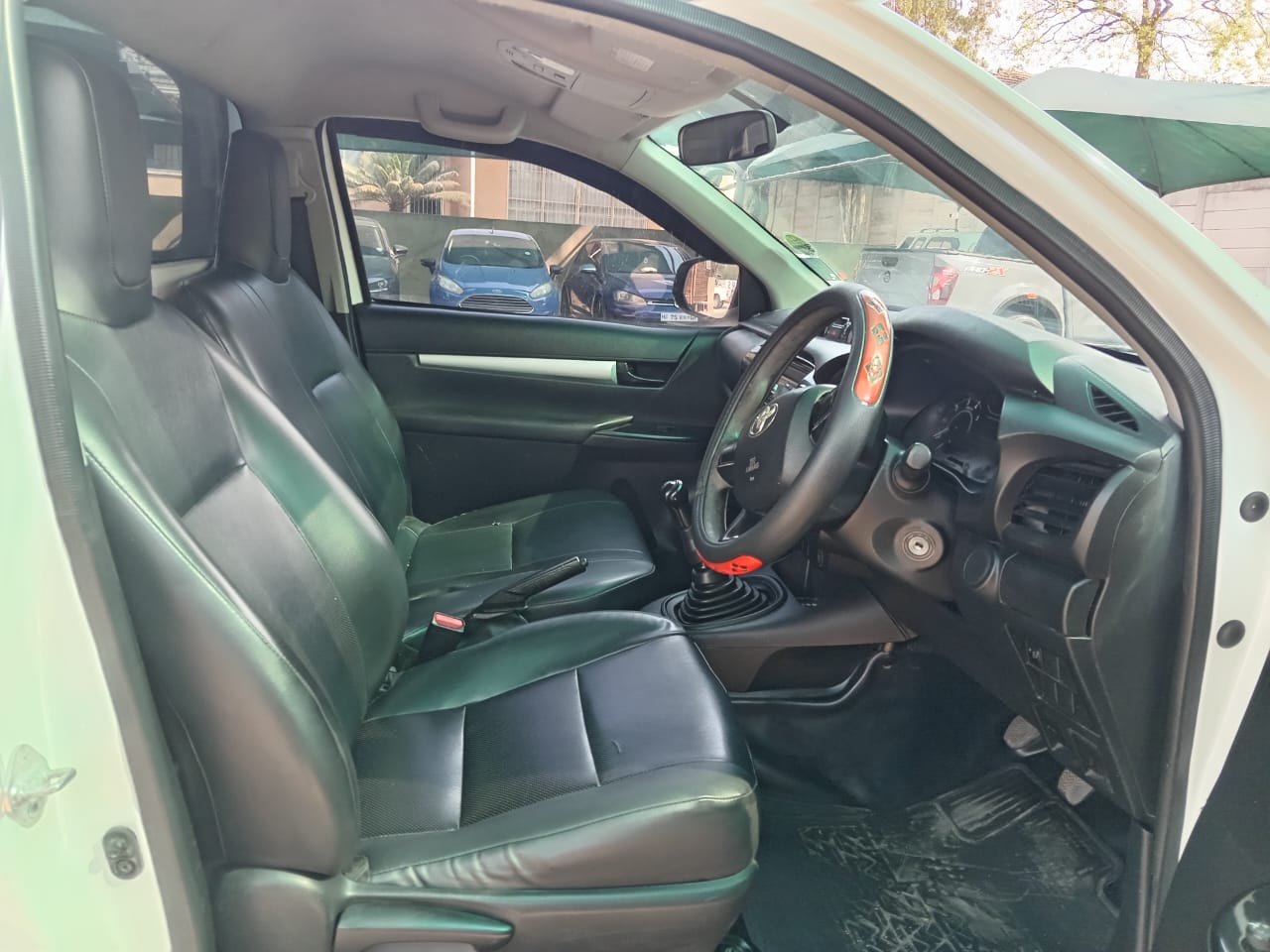 
								Toyota Hilux 2.4GD Single cab low base full									