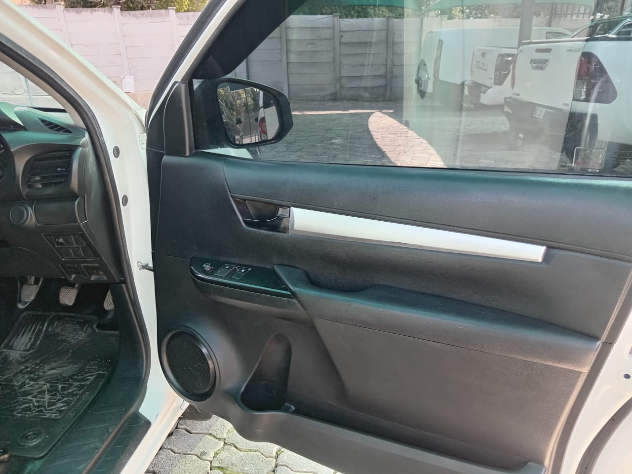 
								Toyota Hilux 2.4GD Single cab low base full									